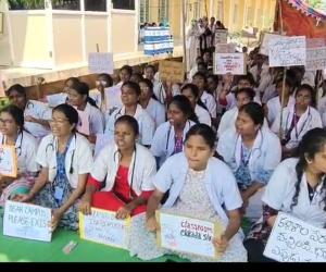 రేకుల షెడ్డులోనే వైద్య తరగతులా?