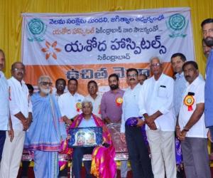 యశోద హాస్పిటల్ సురేందర్ రావుకు శ్రీ లక్ష్మీనరసింహస్వామి చిత్రపటం అందజేత 