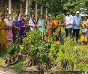 ధరూర్ క్యాంప్‌లో ఉచిత మొక్కల పంపిణీ
